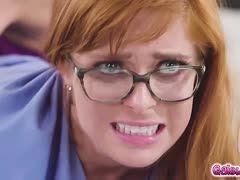 Die Rothaarige fistet ihre sexy Mitschülerin anal